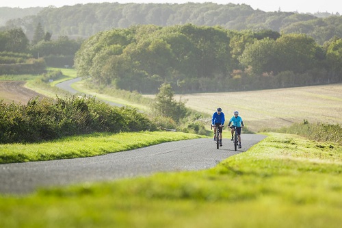 Cycling in The Wolds. Farm Stay Holiday Cottages & B&B