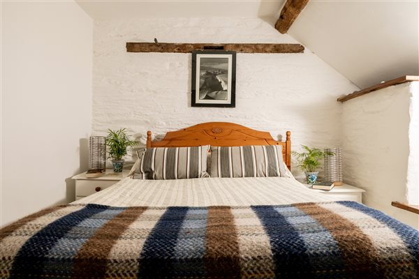 Granary Cottage Double Room, Nannerth Country Holidays