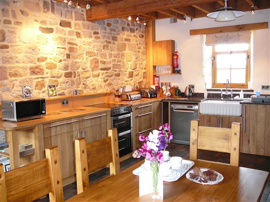 Well equipped kitchen and dining area