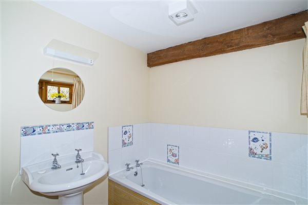 Bathroom corner  - Fallow Cottage - Hucklesbrook Farm - New Forest Holiday Cottages