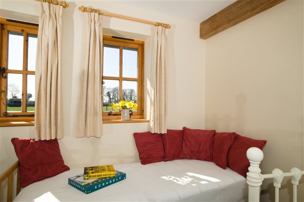 Twin room extra bed - Fallow Cottage - Hucklesbrook Farm - New Forest Holiday Cottages