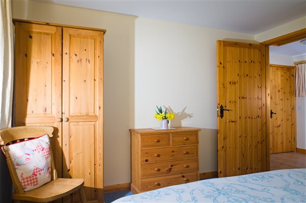 Kingsize bedroom entrance - Fallow Cottage - Hucklesbrook Farm - New Forest Holiday Cottages