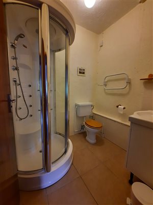 Roundhouse shower room