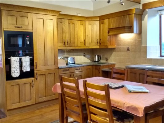 fully fitted oak kitchen