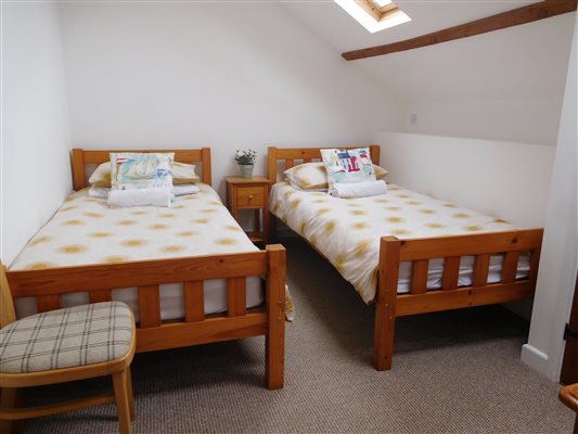 Twin beds in Granary cottage
