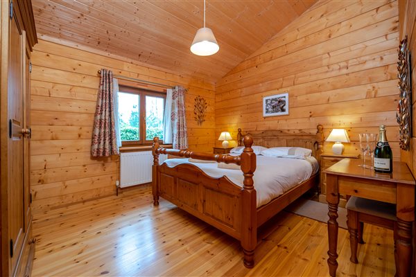 Super king bed room pine lodge