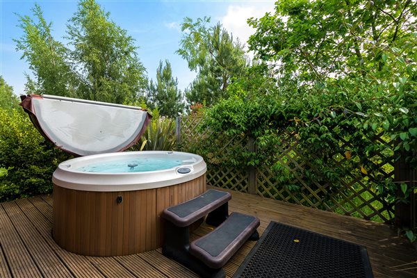 Some lodges feature Jacuzzi hot tubs