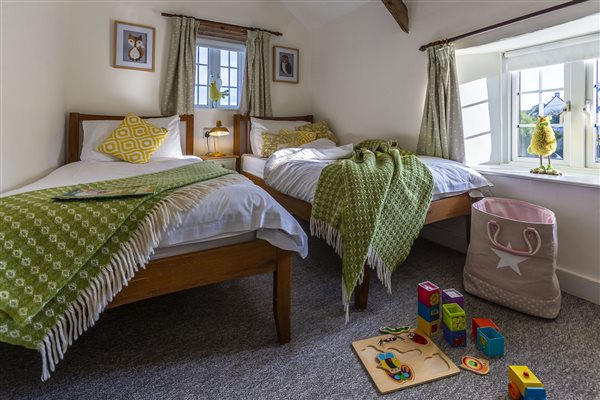 Lilac Cottage, Sleeps 4 & dog-friendly - Twin Bedroom