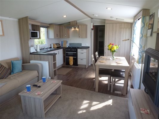 Kitchen and dining area in Caravan 3 fully equipped for 6 people