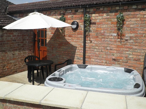 The Saddle House - hot tub