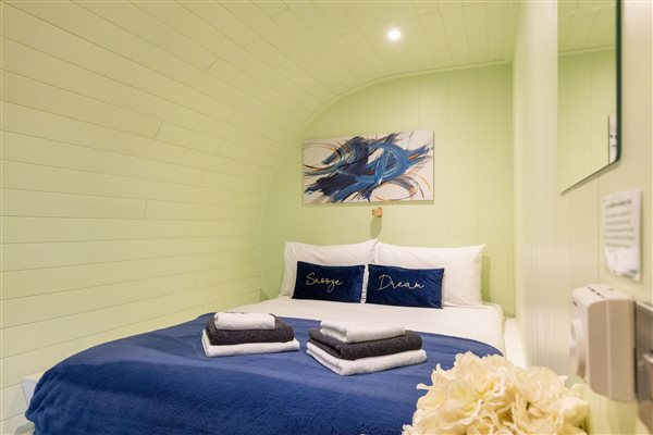 King size bed 