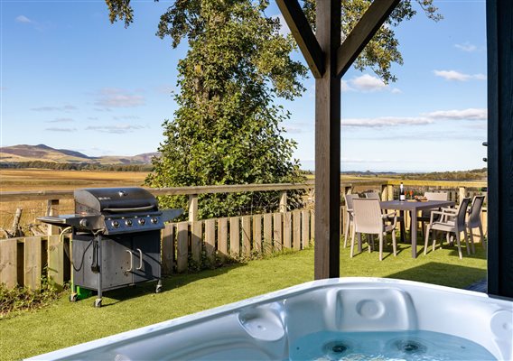 hot tub, bbq and out door dining 