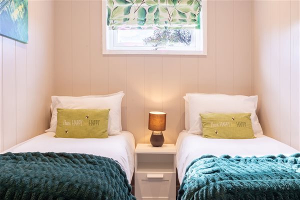 twin bedroom 