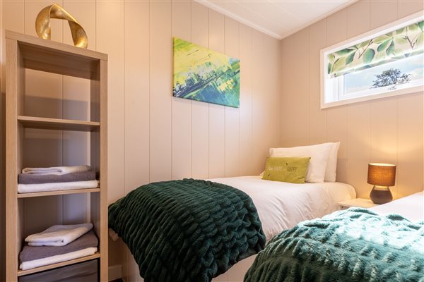 twin bedroom 