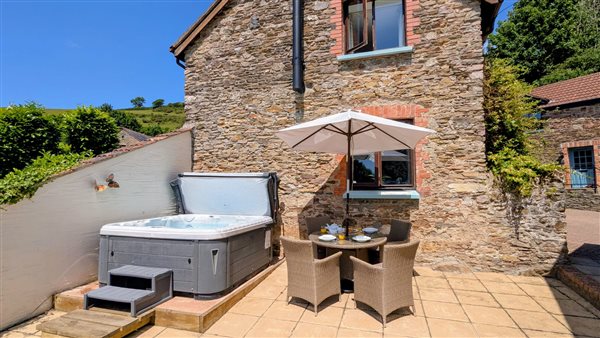 Aylesbury Cottage Terrace with Private Hot Tub