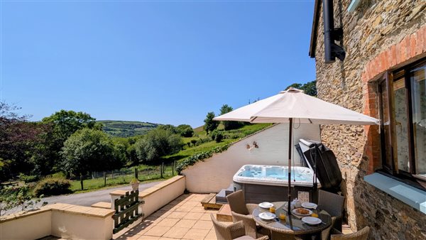 Aylesbury Cottage Terrace with Private Hot Tub