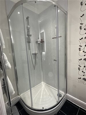 Shower in en-suite double bedroom.