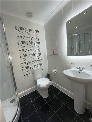 En-suite shower for double bedroom.