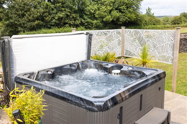 The Granary outside - hot tub