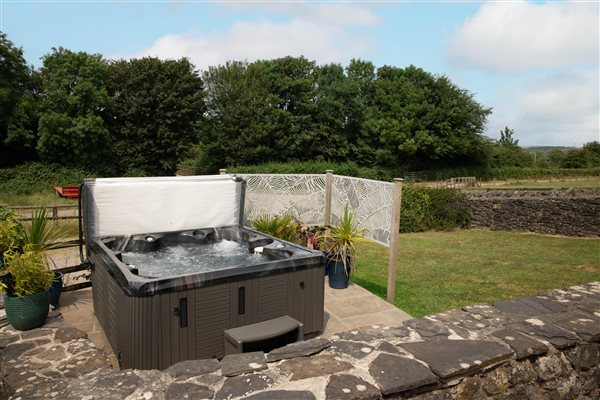 The Granary outside - hot tub
