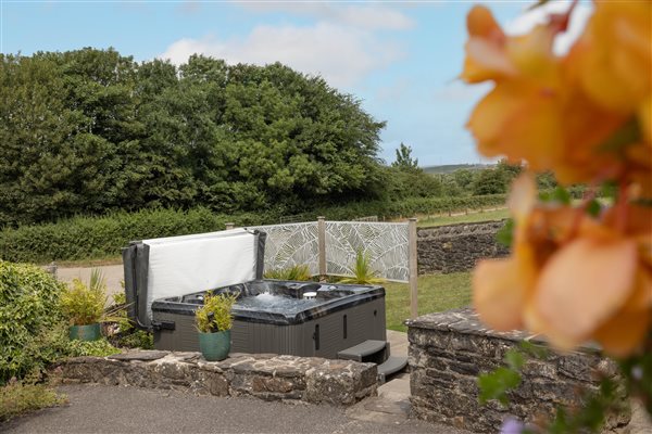 The Granary outside - hot tub