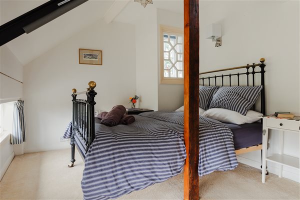 blue white stripey queen bed