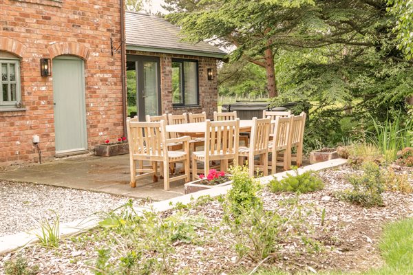 The Big Barn Outdoor Dining 