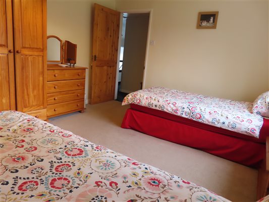 Twin bedroom upstairs