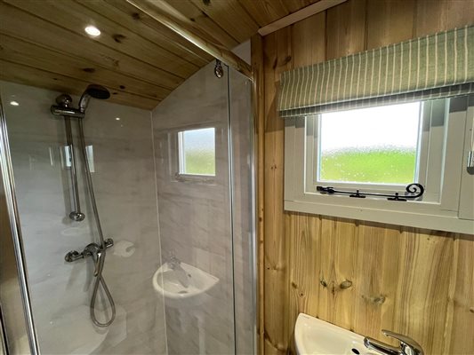 Shepherds Hut en suite shower