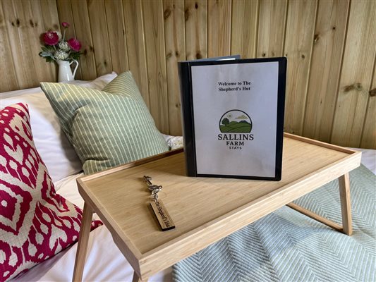 Cosy Shepherds Hut Double Bed