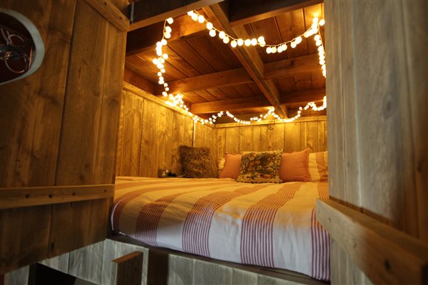 lakeside lodge cabin bed