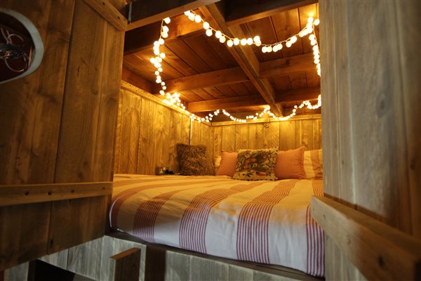 lakeside lodge cabin bed