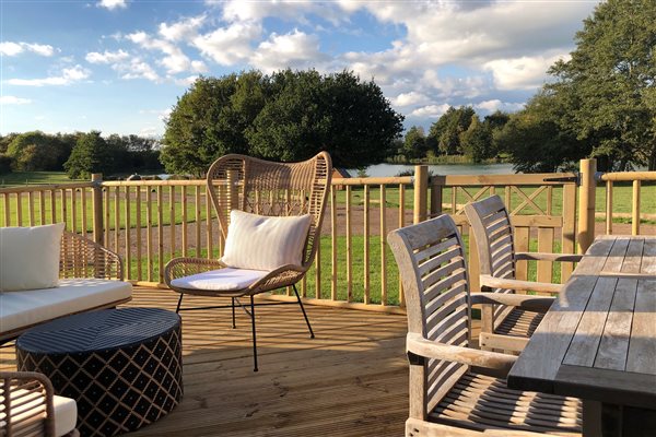 exterior outdoor living room lodge lake