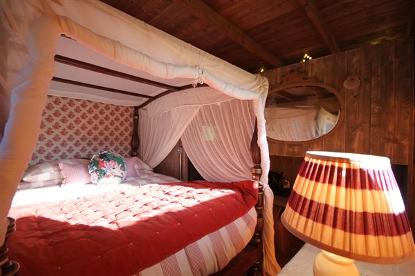 fourposter luxury glamping