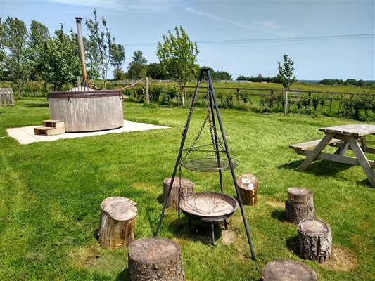 firepit and hot tub in the cabin garden