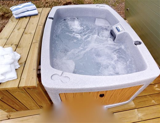 Hot Tub at the Hawthorn Pod