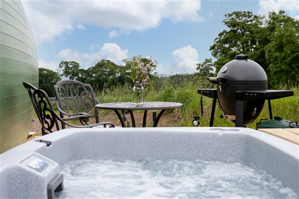 Hot tub at The Hawthorn Pod 