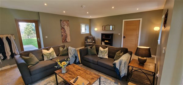 living room, coffee table, 2 blue sofas, a side table with large lamp