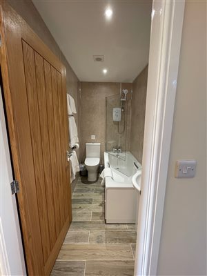 Haystack Lodge Ensuite with Bath and Shower