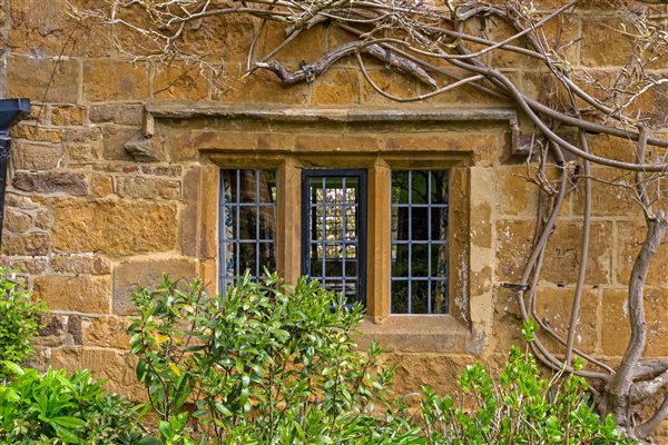 mullioned window