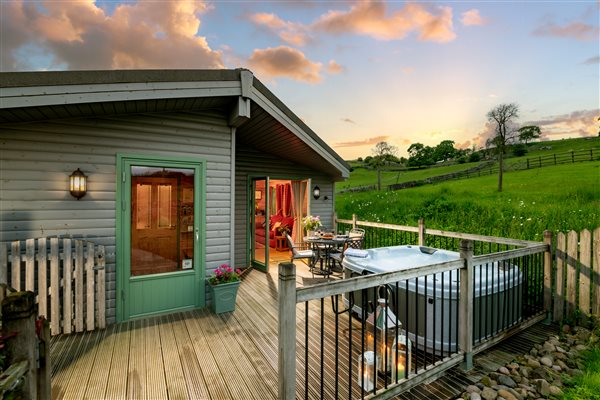 Daisybank log cabin with hot tub on the decking 