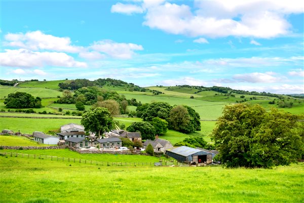 view of Hoe Grange Farm in the Derbyshire Peak District 