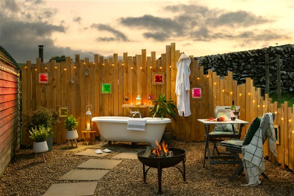 outdoor bath area 