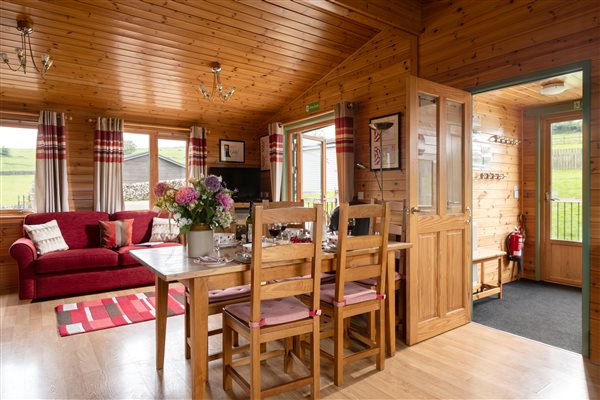dining area in Rainster log cabin 