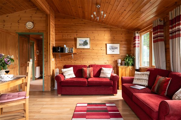 comfy lounge area in Rainster log cabin 