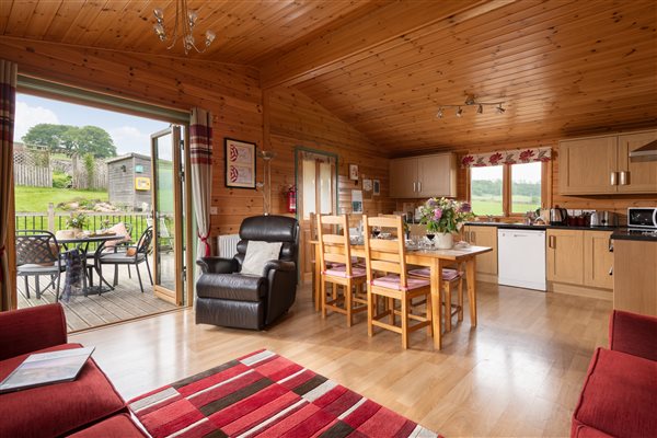 open plan kitchen dinning room in Rainster log cabin 