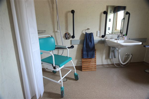 wheelchair accessible wet room in Rainster log cabin 