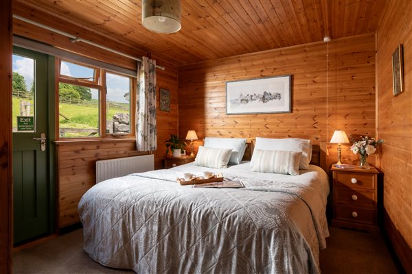 master bed room in Hipley log cabin 