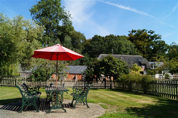 Safely Fenced Garden -  Badger Cottage - New Forest Holiday Cottages