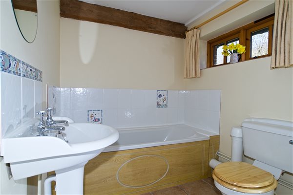 Bathroom  - Fallow Cottage - Hucklesbrook Farm - New Forest Holiday Cottages